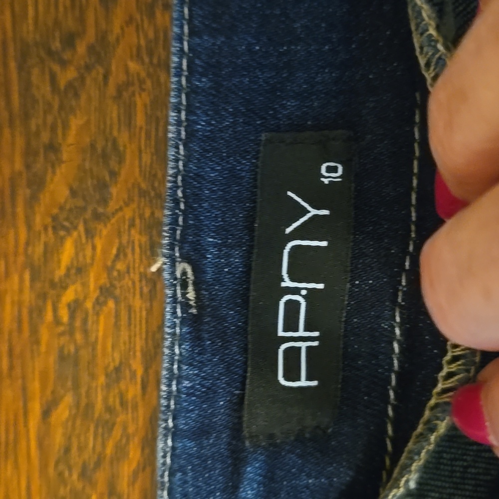 Women's Cropped Distressed Jeans - Picture 6 of 11